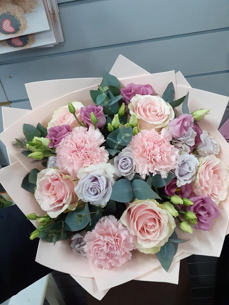 Букет цветов из: Розы, Гвоздики и Лизиантусы в Данково