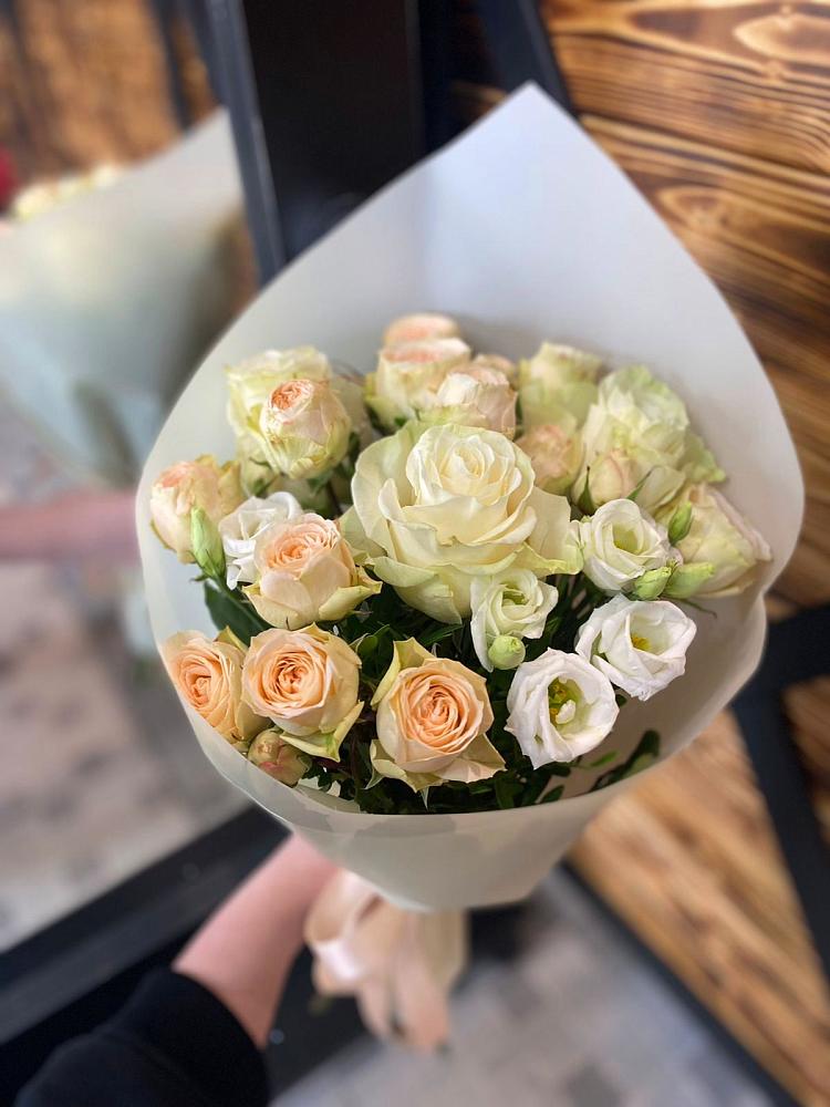 Букет цветов из: Розы и Лизиантусы в Данково